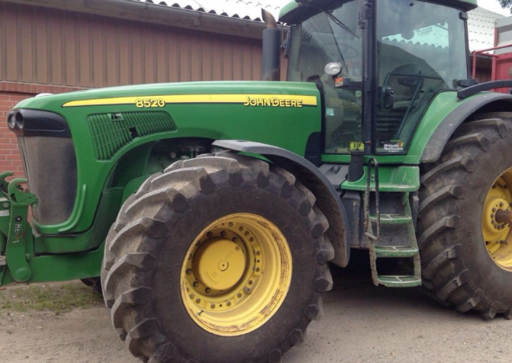 Oldtimer-Traktor des Typs John Deere 8520, Neumaschine in Біла Церква (Bild 1)