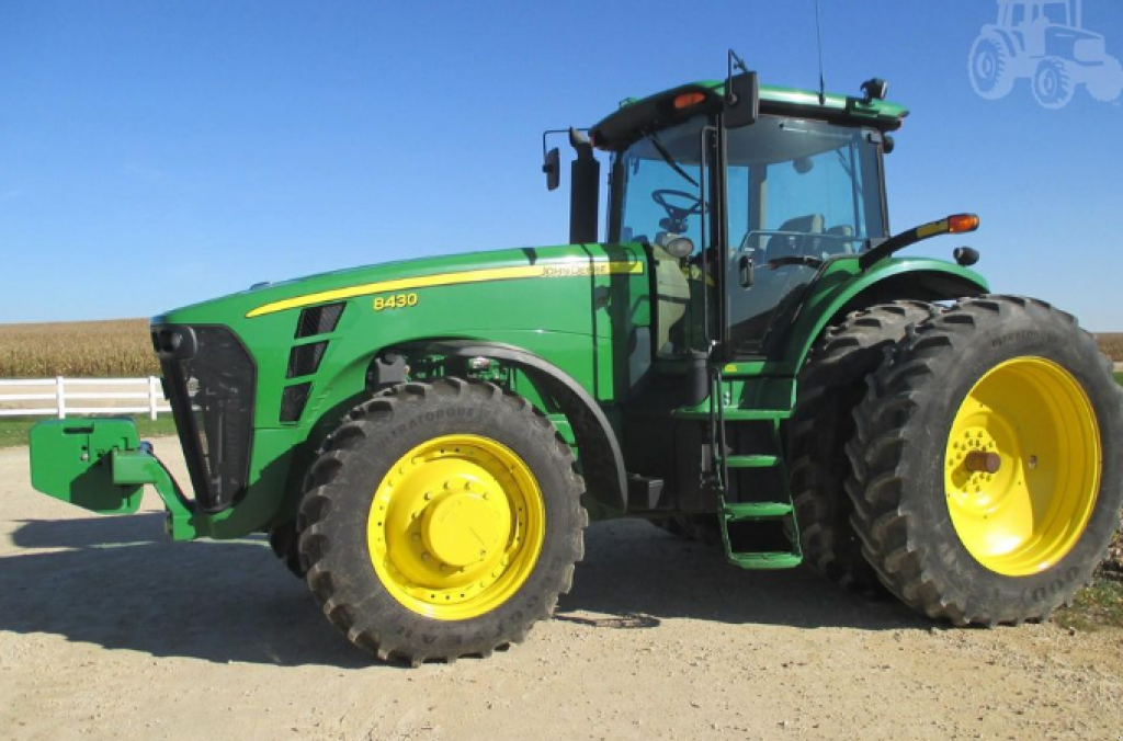 Oldtimer-Traktor des Typs John Deere 8430, Neumaschine in Біла Церква (Bild 1)