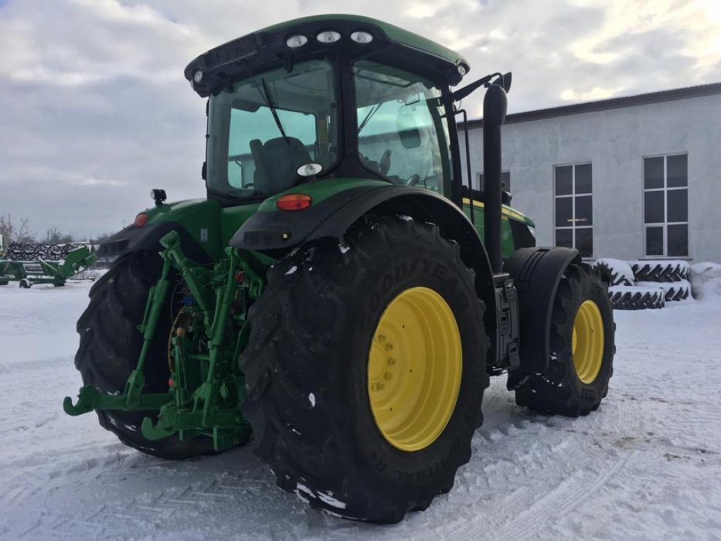 Oldtimer-Traktor des Typs John Deere 7230R, Neumaschine in Любешів (Bild 5)