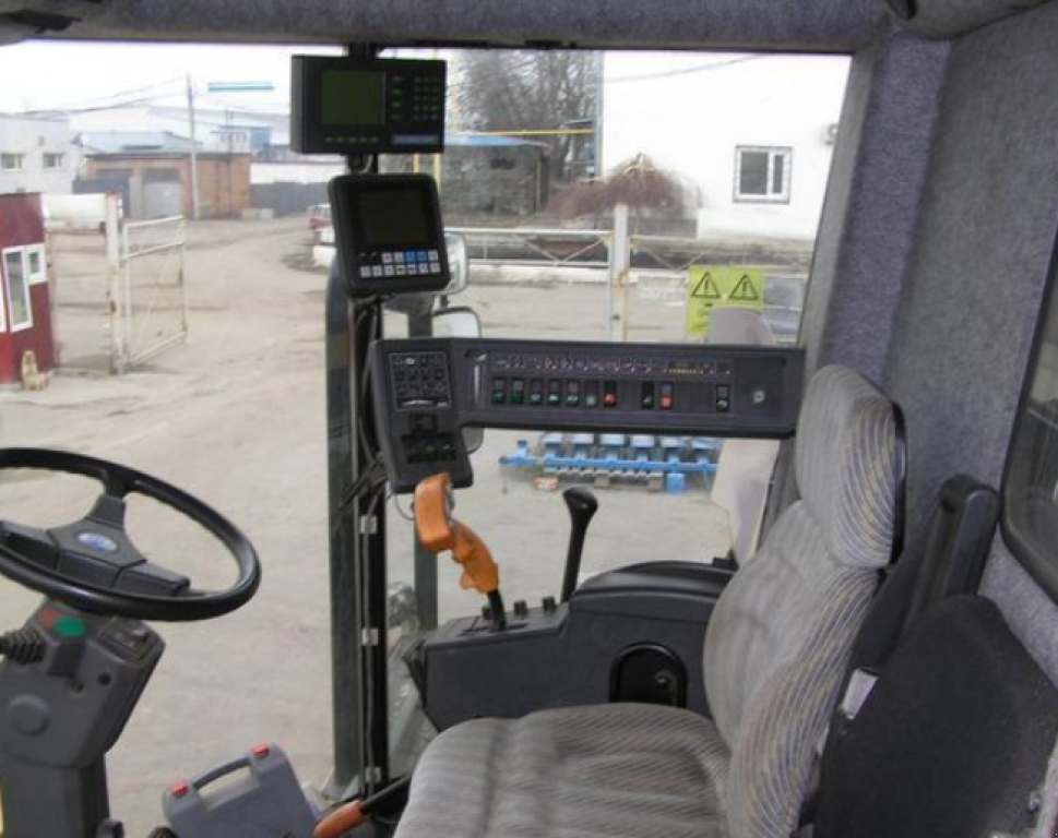 Oldtimer-Mähdrescher del tipo New Holland TF78, Neumaschine In Харків (Immagine 2)