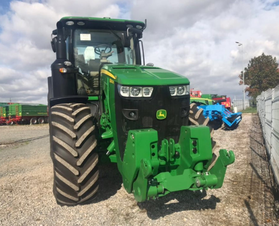 Oldtimer-Traktor des Typs John Deere 8320R, Neumaschine in Золочів (Bild 7)