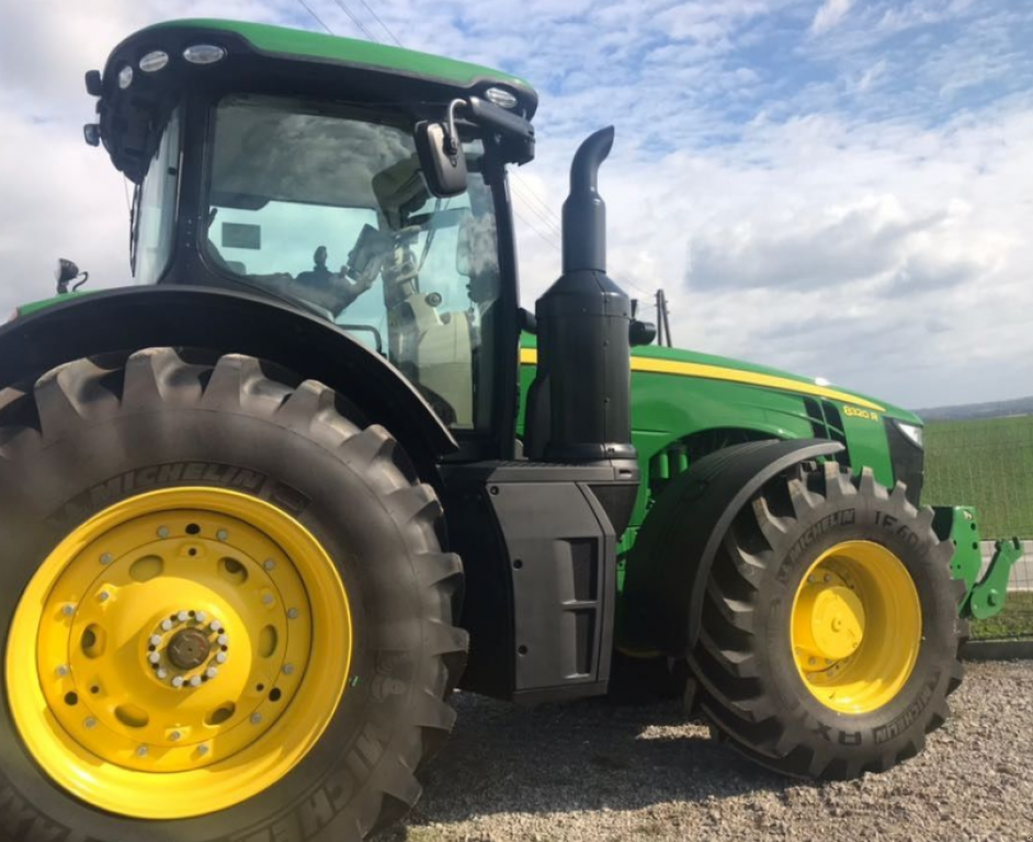 Oldtimer-Traktor des Typs John Deere 8320R, Neumaschine in Золочів (Bild 4)