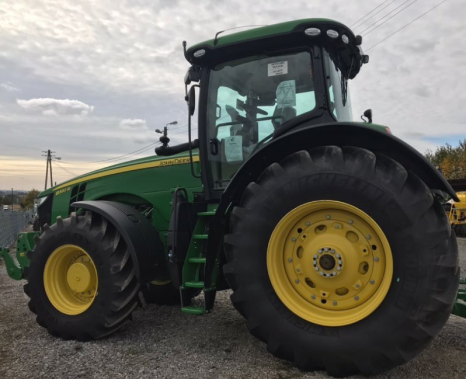 Oldtimer-Traktor des Typs John Deere 8320R, Neumaschine in Золочів (Bild 3)