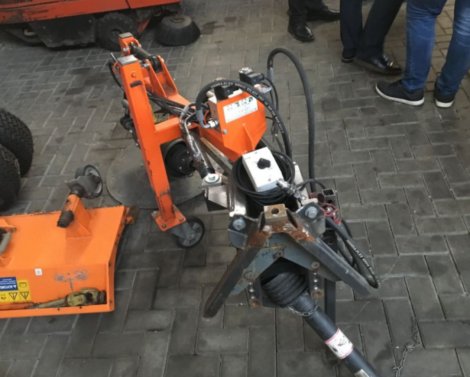 Oldtimer-Traktor tipa John Deere 3320, Neumaschine u Золочів (Slika 2)