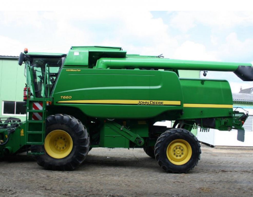 Oldtimer-Mähdrescher des Typs John Deere T660, Neumaschine in Київ (Bild 3)