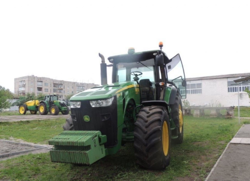 Oldtimer-Traktor van het type John Deere 8310R, Neumaschine in Київ (Foto 2)