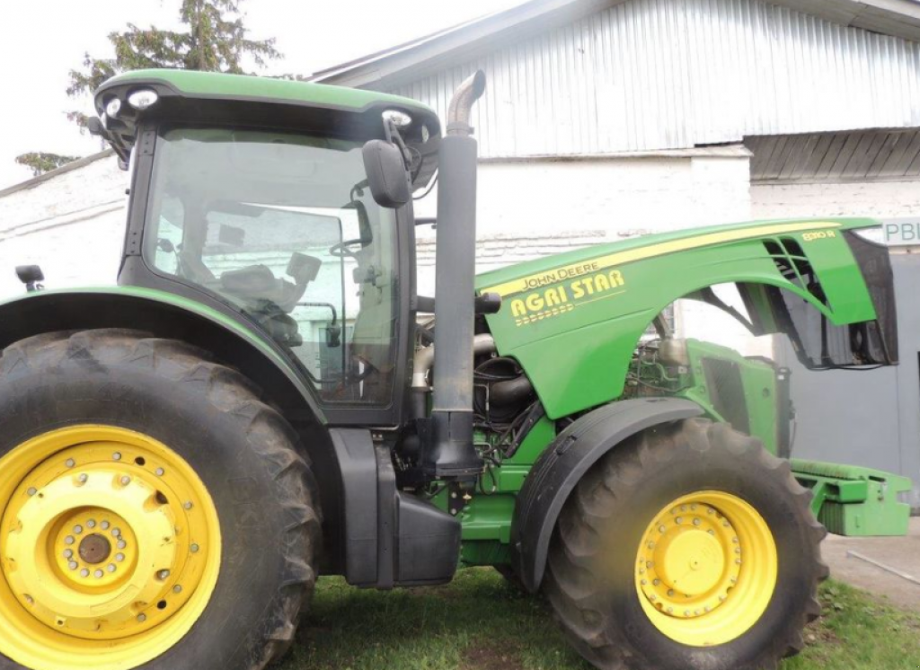 Oldtimer-Traktor van het type John Deere 8310R, Neumaschine in Київ (Foto 3)