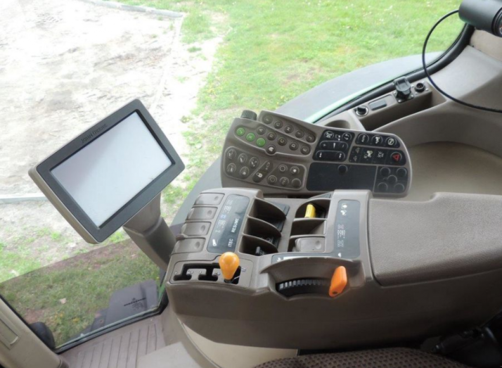 Oldtimer-Traktor van het type John Deere 8310R, Neumaschine in Київ (Foto 9)