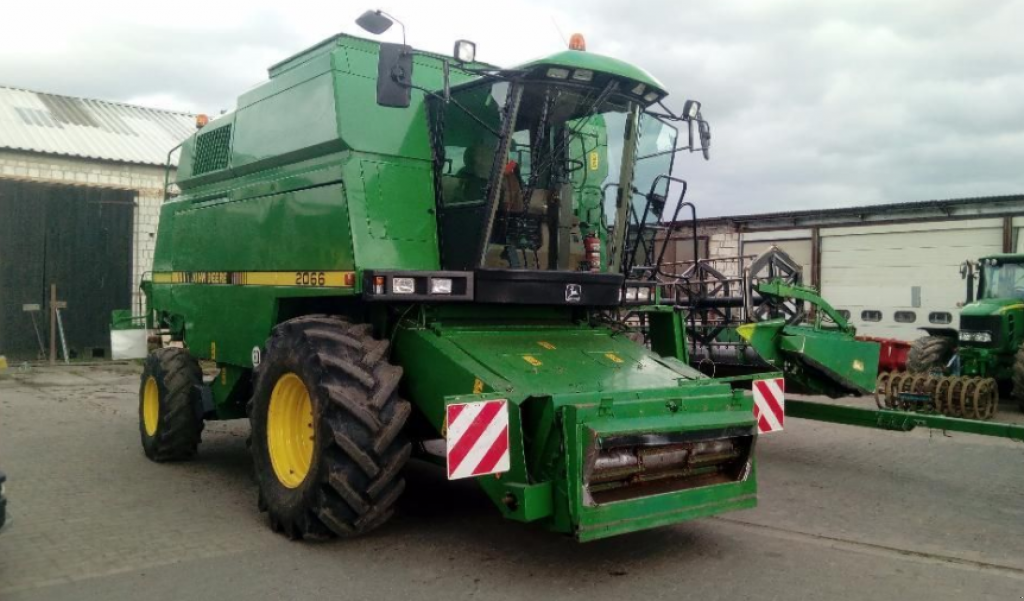 Oldtimer-Mähdrescher des Typs John Deere 2066, Neumaschine in Луцьк (Bild 1)