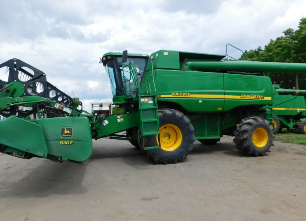 Oldtimer-Mähdrescher des Typs John Deere 9860 STS, Neumaschine in Харків (Bild 1)