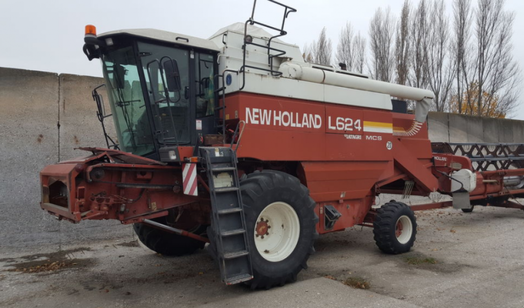 Oldtimer-Mähdrescher des Typs New Holland L624,  in Ужгород (Bild 1)