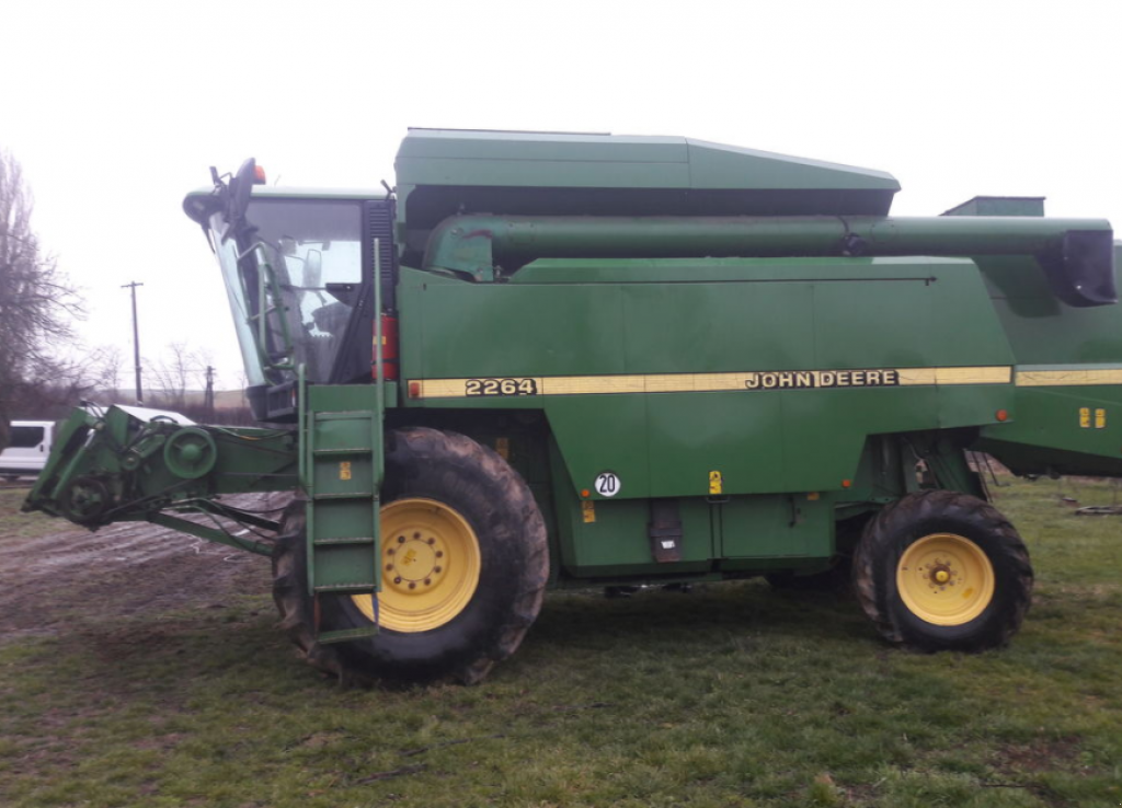 Oldtimer-Mähdrescher des Typs John Deere 2264,  in Ужгород (Bild 1)