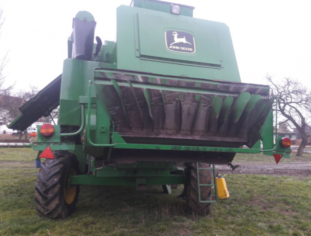 Oldtimer-Mähdrescher des Typs John Deere 2264,  in Ужгород (Bild 3)