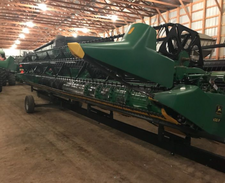 Oldtimer-Mähdrescher des Typs John Deere 9600, Neumaschine in Київ (Bild 5)