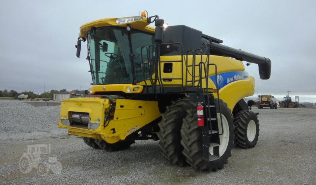 Oldtimer-Mähdrescher des Typs New Holland CR9060, Neumaschine in Київ (Bild 1)