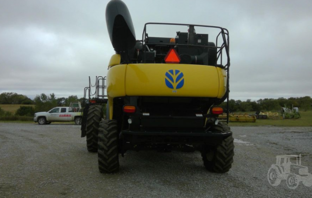 Oldtimer-Mähdrescher des Typs New Holland CR9060, Neumaschine in Київ (Bild 2)