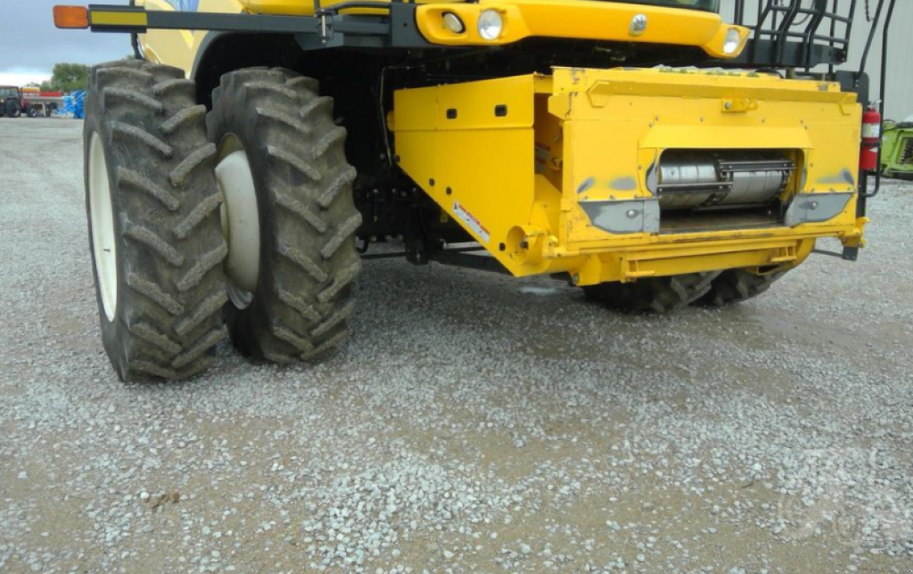 Oldtimer-Mähdrescher des Typs New Holland CR9060, Neumaschine in Київ (Bild 10)