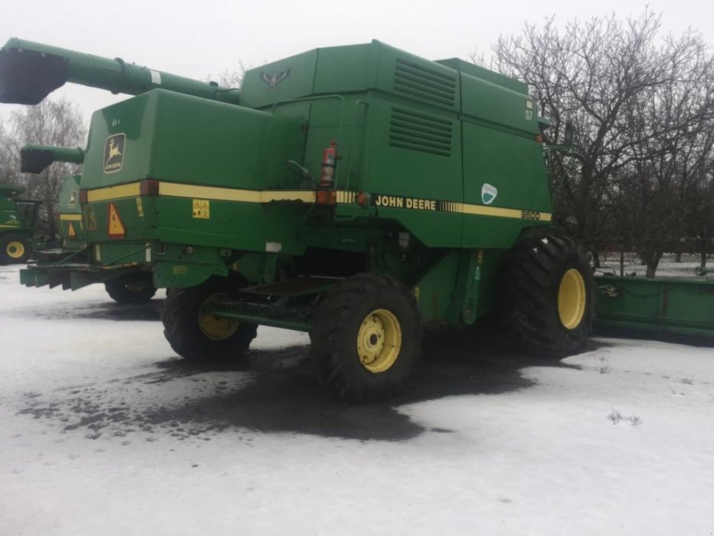 Oldtimer-Mähdrescher des Typs John Deere 9500, Neumaschine in Глобино (Bild 2)