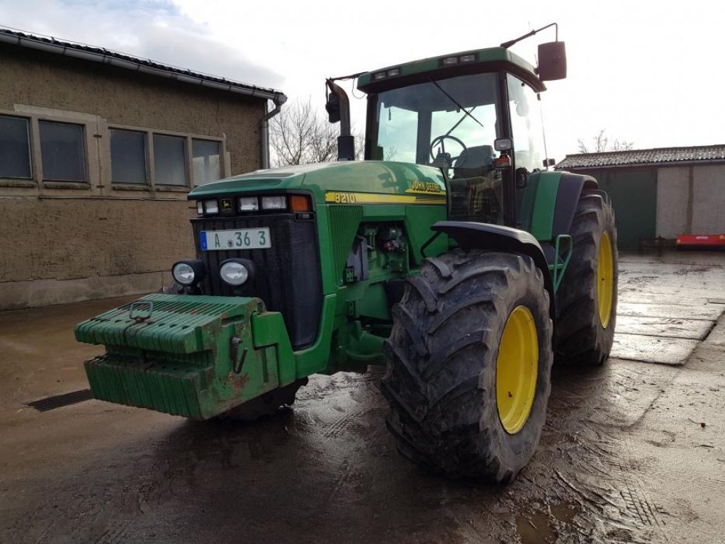 Oldtimer-Traktor typu John Deere 8210,  v Луцьк (Obrázek 1)
