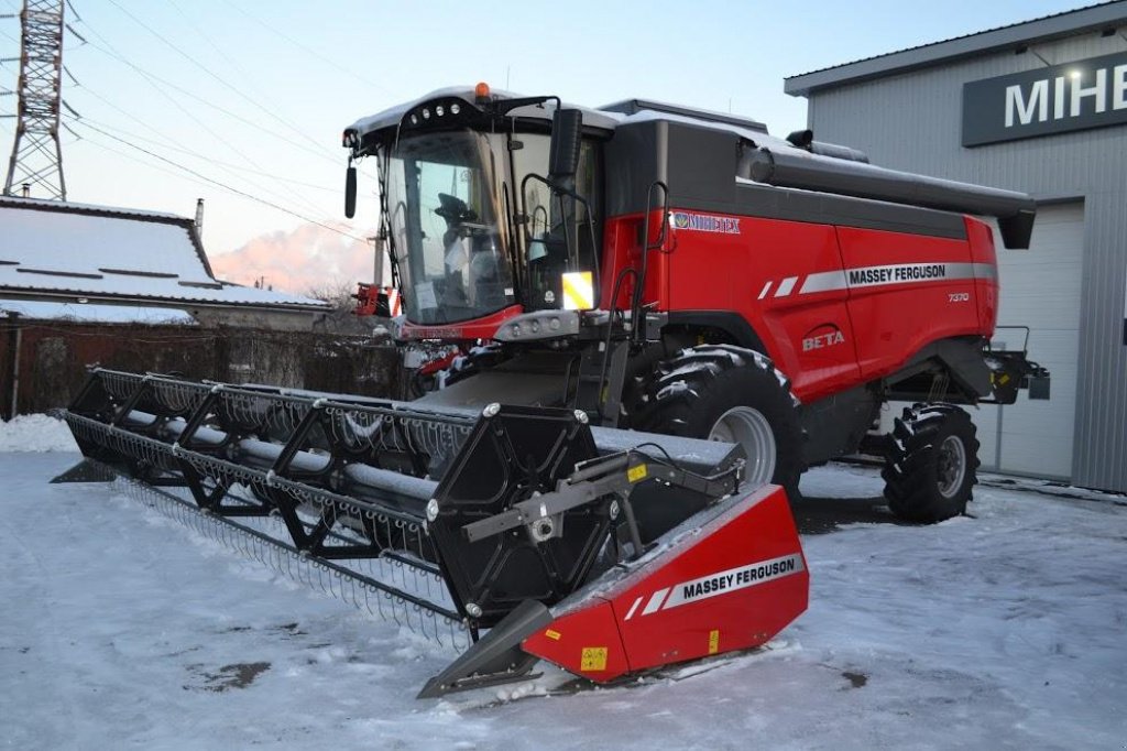 Oldtimer-Mähdrescher tipa Massey Ferguson Beta 7370,  u Суми (Slika 1)