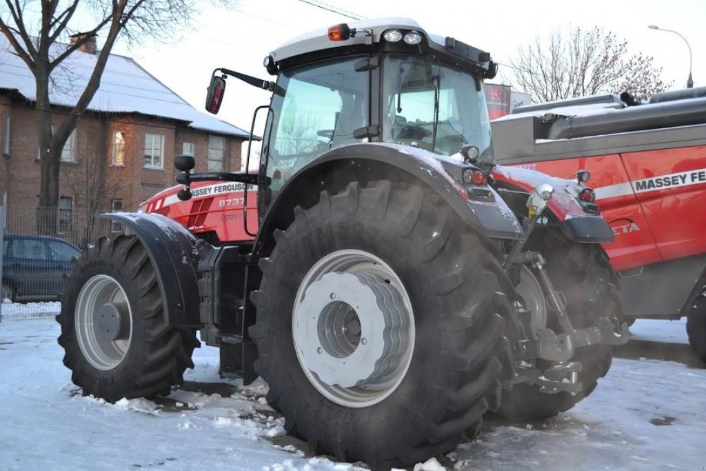 Oldtimer-Traktor tipa Massey Ferguson 8737,  u Суми (Slika 2)