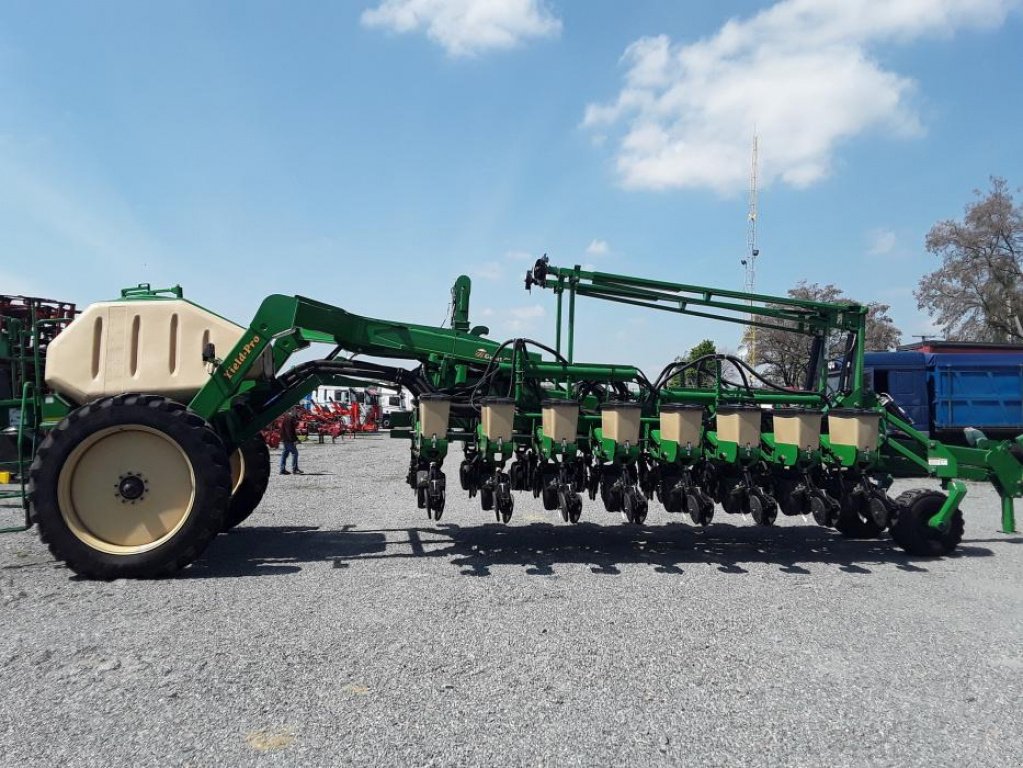 Gareeggenfelder typu Great Plains YP-1630,  v Київ (Obrázek 1)