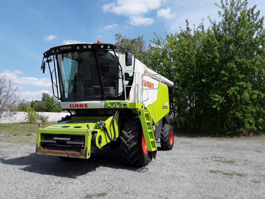 Oldtimer-Mähdrescher typu CLAAS Lexion 670,  v Київ (Obrázek 2)
