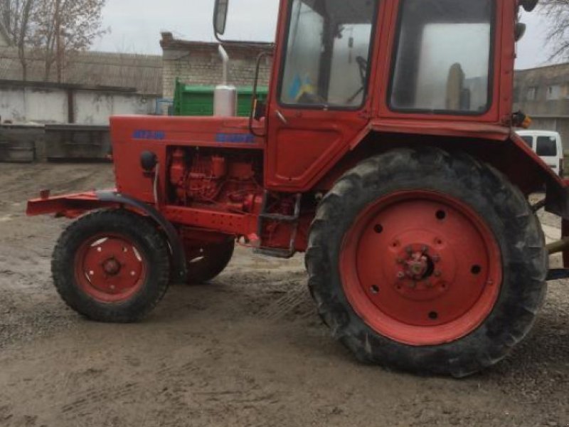 Oldtimer-Traktor typu Belarus Беларус-80, Neumaschine v Камянець-Подільский