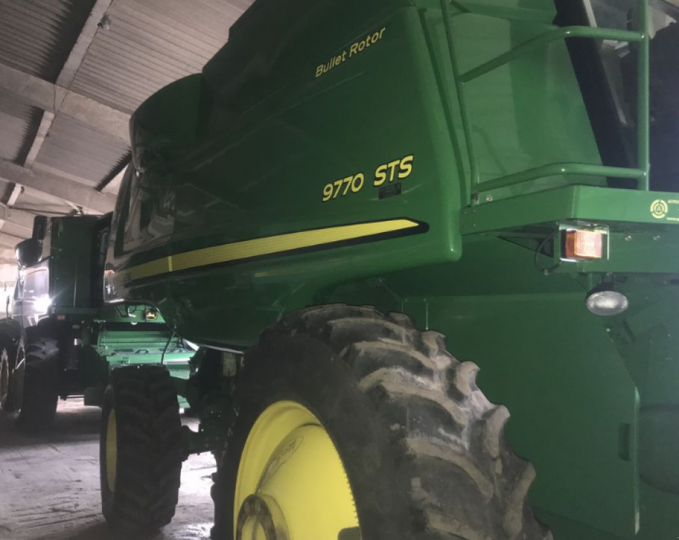 Oldtimer-Mähdrescher des Typs John Deere 9770 STS, Neumaschine in Салгани (Bild 1)