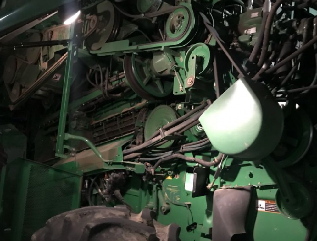 Oldtimer-Mähdrescher des Typs John Deere 9770 STS Bullet Rotor,  in Рівне (Bild 10)