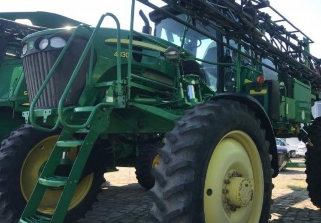 Selbstfahrspritze typu John Deere 4830,  v Рівне (Obrázek 1)
