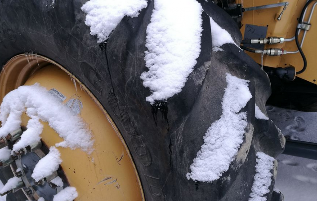 Oldtimer-Mähdrescher des Typs Caterpillar Lexion 590R,  in Рівне (Bild 7)