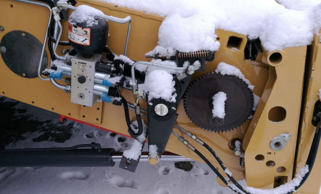Oldtimer-Mähdrescher des Typs Caterpillar Lexion 590R,  in Рівне (Bild 8)