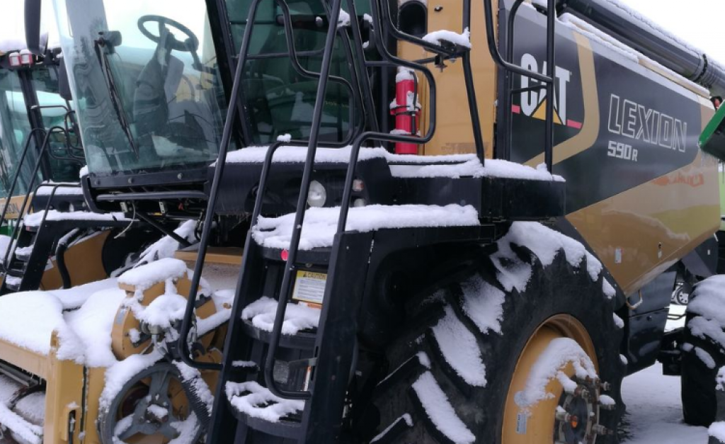 Oldtimer-Mähdrescher des Typs Caterpillar Lexion 590R,  in Рівне (Bild 1)