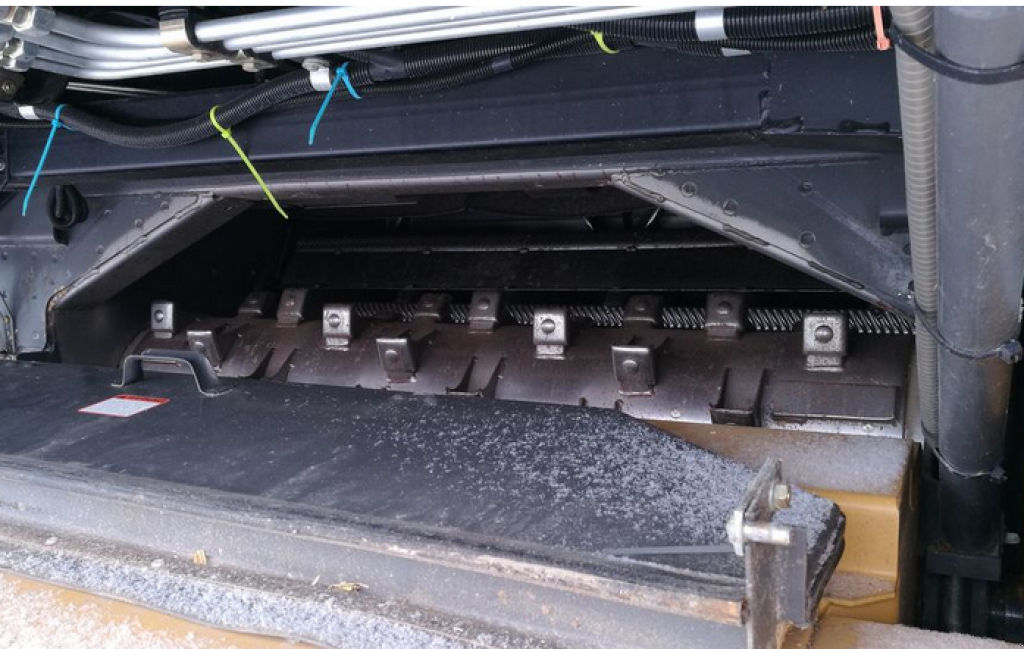 Oldtimer-Mähdrescher des Typs Caterpillar Lexion 570 R, Neumaschine in Рівне (Bild 7)