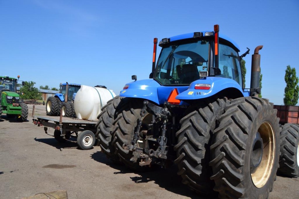 Oldtimer-Traktor tip New Holland T8040, Neumaschine in Куйбишеве (Poză 1)