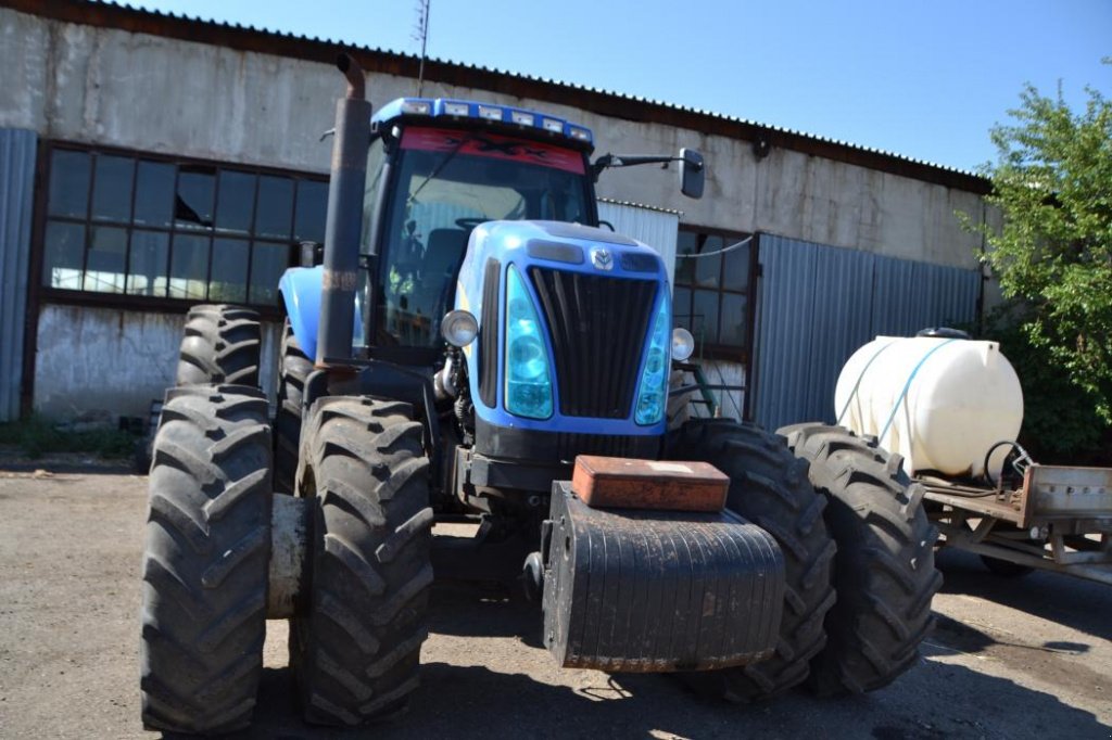 Oldtimer-Traktor typu New Holland T8040, Neumaschine v Куйбишеве (Obrázek 3)