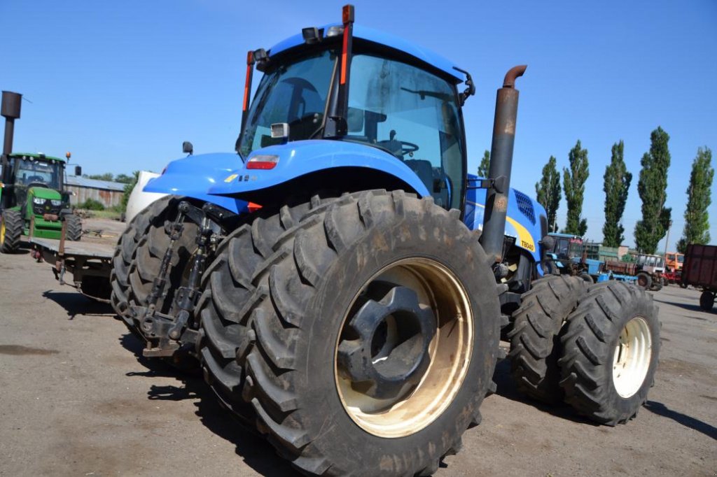 Oldtimer-Traktor typu New Holland T8040, Neumaschine w Куйбишеве (Zdjęcie 1)