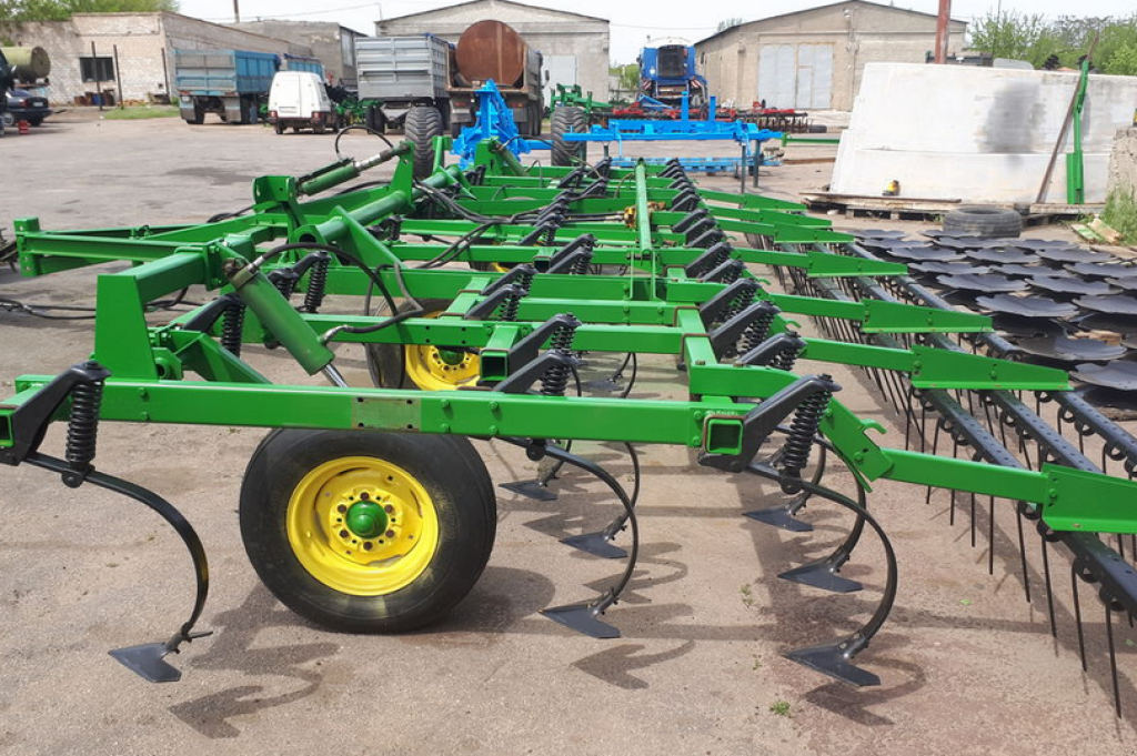 Kartoffelpflegetechnik typu John Deere 1000,  v Сливине (Obrázek 2)