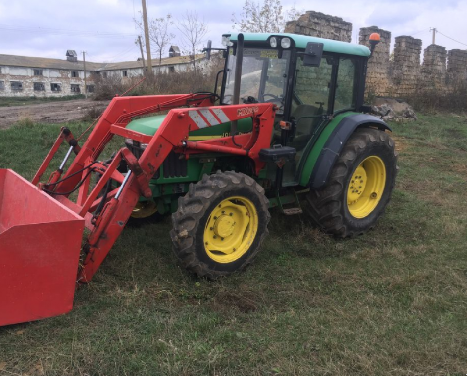Oldtimer-Traktor typu John Deere 5510,  v Теплик (Obrázek 1)