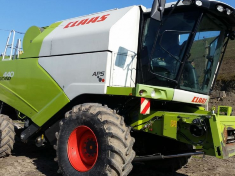 Oldtimer-Mähdrescher des Typs CLAAS Tucano 440, Neumaschine in Чортків (Bild 1)