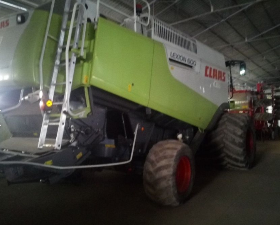Oldtimer-Mähdrescher des Typs CLAAS Lexion 600, Neumaschine in Київ (Bild 3)