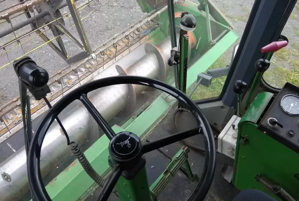 Oldtimer-Mähdrescher des Typs John Deere 960, Neumaschine in Луцьк (Bild 9)