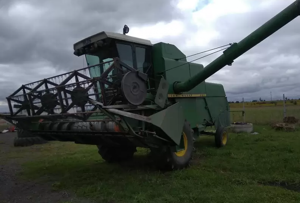Oldtimer-Mähdrescher des Typs John Deere 960, Neumaschine in Луцьк (Bild 3)