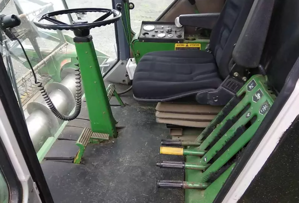 Oldtimer-Mähdrescher des Typs John Deere 960, Neumaschine in Луцьк (Bild 4)