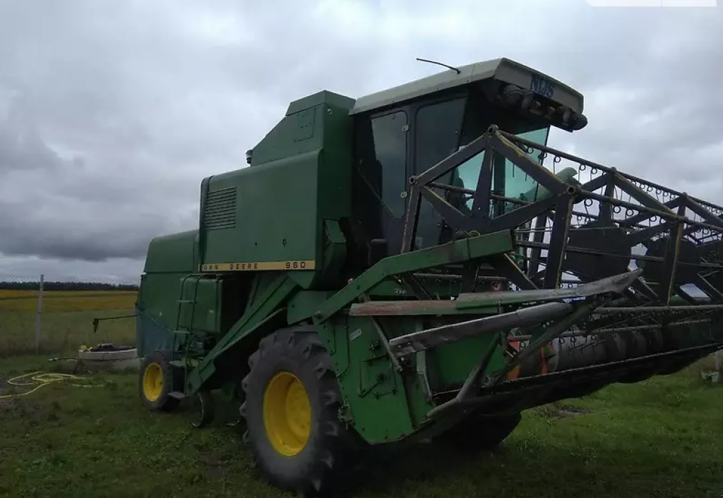 Oldtimer-Mähdrescher des Typs John Deere 960, Neumaschine in Луцьк (Bild 1)