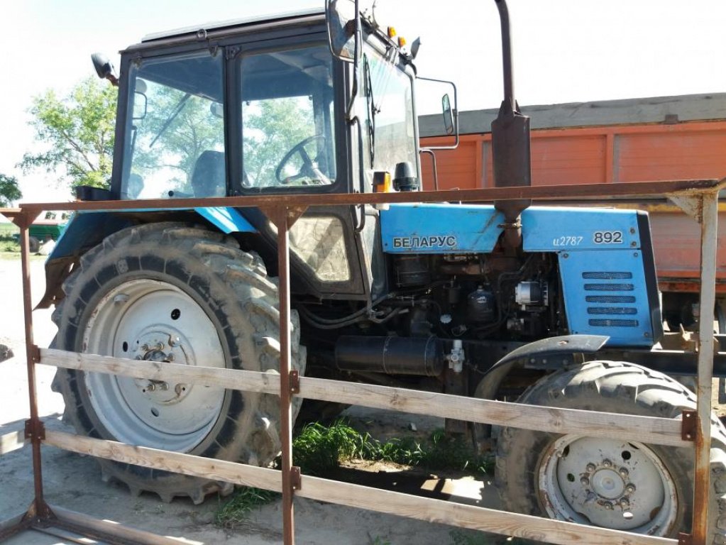 Oldtimer-Traktor des Typs Belarus Беларус-892, Neumaschine in Нова Ушиця (Bild 2)
