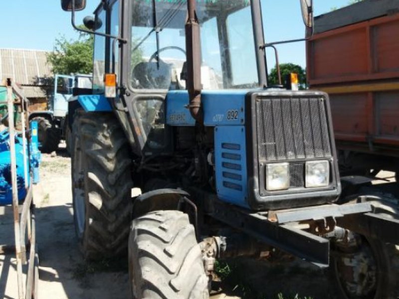 Oldtimer-Traktor tipa Belarus Беларус-892, Neumaschine u Нова Ушиця (Slika 1)