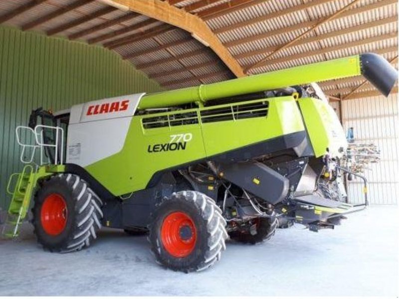 Oldtimer-Mähdrescher of the type CLAAS Lexion 770, Neumaschine in Здолбунів (Picture 1)