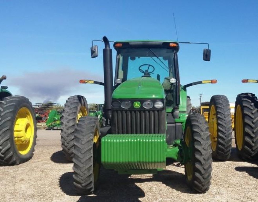 Oldtimer-Traktor des Typs John Deere 8430, Neumaschine in Київ (Bild 3)